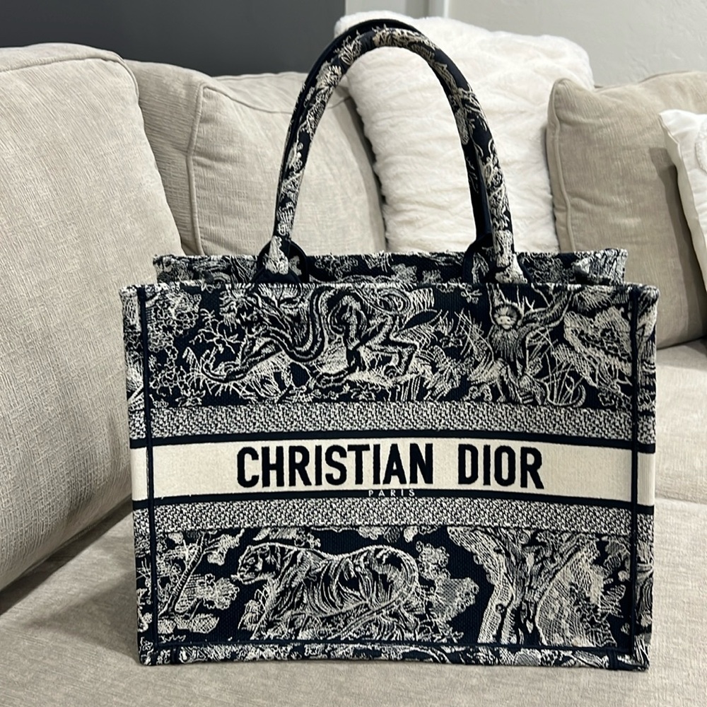 Medium Dior Book Tote
Ecru and Blue Toile de Jouy Embroidery